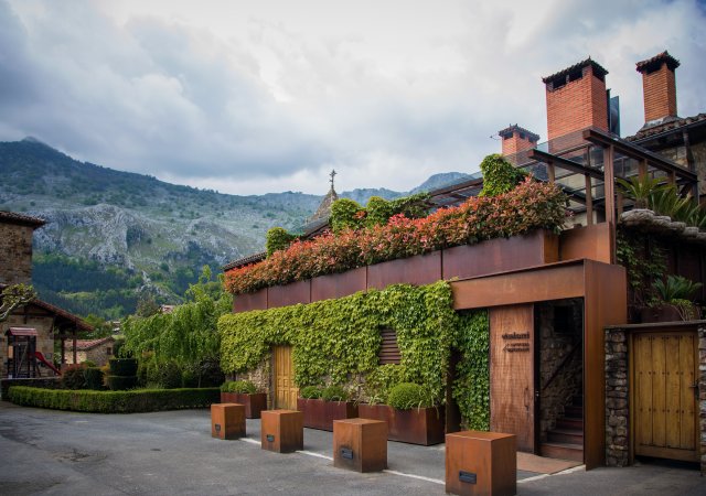 Asador Etxebarri – Axpe, Španělsko: Grilování povýšené na umění. Skrytý na baskickém venkově patří Etxebarri k nejlepším restauracím světa (v současnosti 2. v seznamu World’s 50 Best). Servíruje příběh ohně, dřeva a dokonalé jednoduchosti na každém talíři.