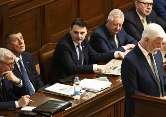 Prezident Petr Pavel (vpravo) hovoří na úvod řádné schůze Poslanecké sněmovny, 3. března 2026, Praha. Zleva ministr průmyslu a obchod Karel Havlíček (ANO), premiér Andrej Babiš (ANO) a ministr zahraničních věcí Petr Macinka (Motoristé).