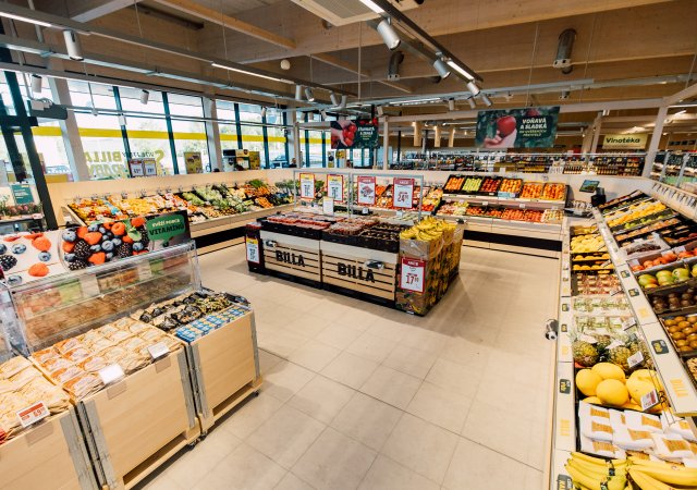 Nově otevřená dřevostavba řetězce Billa v Senohrabech