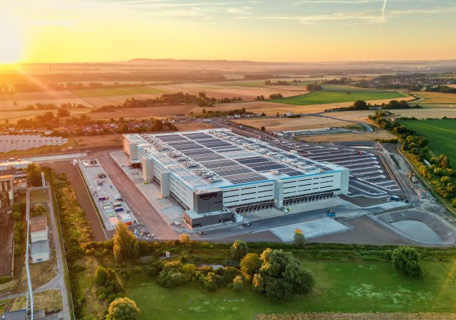 Skupina Accolade, která investuje do průmyslových a logistických nemovitostí, získala z páté emise zelených dluhopisů 2,5 miliardy korun. Původně přitom plánovala vydat cenné papíry za 1,25 miliardy korun