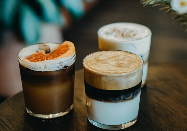Dusíková káva, fialové latte i obláčková matcha. 6 trendů, které musíte v Praze ochutnat