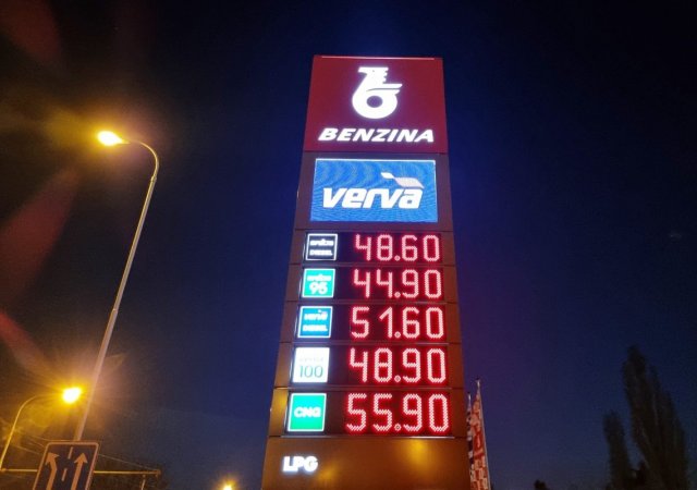 Ceny pohonných hmot na benzinové stanici v Českuv březnu 2022
