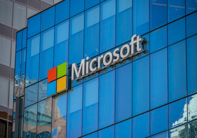 Microsoft investuje miliardy do výstavby datových center pro AI