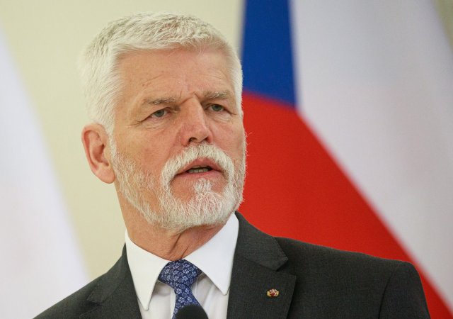 Michal Nosek: Babiš s Macinkou proti Pavlovi. Když se hádají o židli u stolu NATO, ztrácejí místo v sále