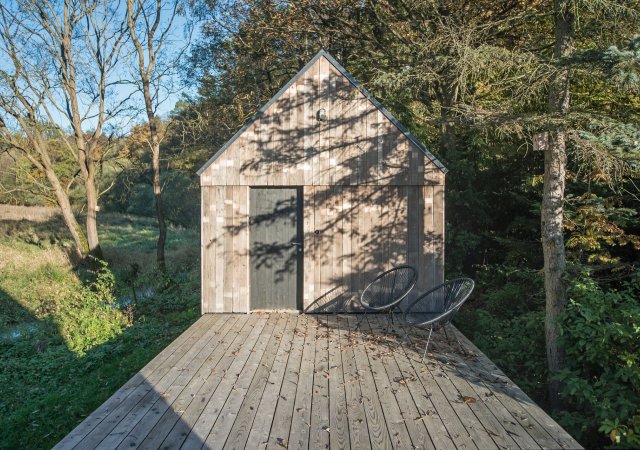 Dřevěný ateliér si pro sebe postavil architekt Jan Tyrpekl.
