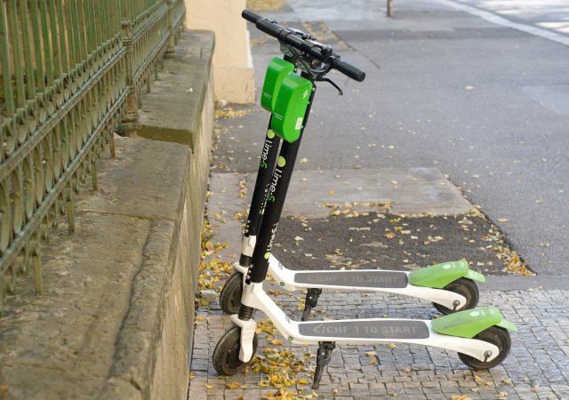 Pařížanům došla trpělivost s bezohlednými koloběžkáři. Půjčovny dostaly zákaz .