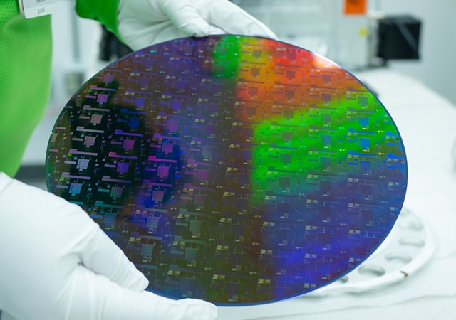 Americký výrobce čipů GlobalFoundries investuje v následujících dvou letech do rozšíření výrobní kapacity šest miliard dolarů (129 miliard Kč).