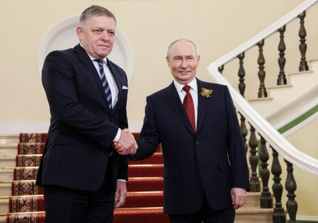 Ruský prezident Vladimir Putin a slovenský premiér Robert Fico v moskevském Kremlu před vojenskou přehlídkou na Rudém náměstí při příležitosti Dne vítězství, 9. května 2026
