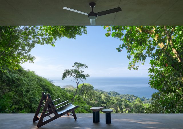 Uprostřed kostarické džungle vyrostl dům, který spojuje surovou materiálnost s otevřeností přírody.