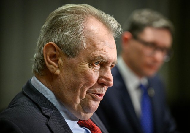 Končící prezident Miloš Zeman udělil milost firmě, které prominul zbytek trestu zákazu plnění veřejných zakázek a účasti na veřejné soutěži.
