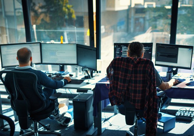Ještě nedávno dostávali studenti informatiky pracovní nabídky, aniž by se o místo ucházeli. Dnes mnozí rozesílají stovky životopisů a firmy jim ani neodpovídají.