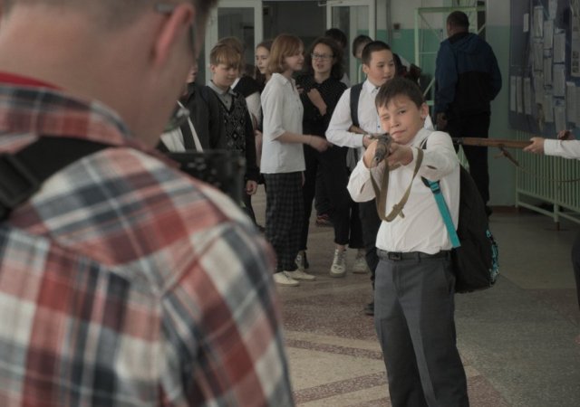 Snímek dokumentuje propagandu na škole v jednom městě za Uralem zejména v souvislosti s ruskou invazí na Ukrajinu.