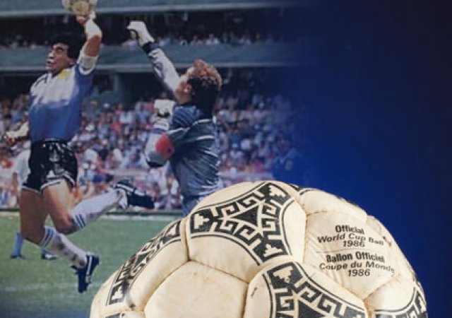 „Trochu hlavou, trochu rukou Boží.“ Maradonův míč se prodal za desítky milionů
