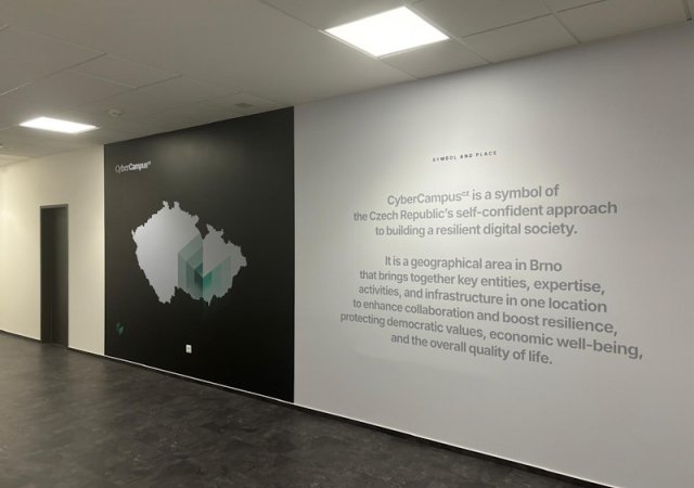 CyberCampusCZ sídlí v Brně. Jeho součástí je CyberSecurityHub, expertní kyberbezpečnostní organizace založená třemi univerzitami.