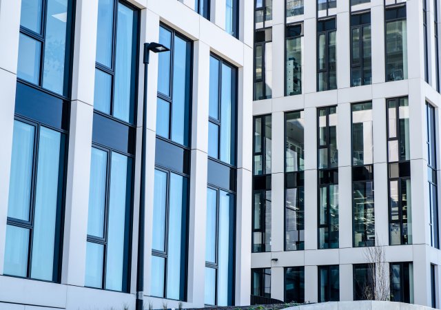 Drobní investoři se už téměř rok stahují z evropských realitních fondů