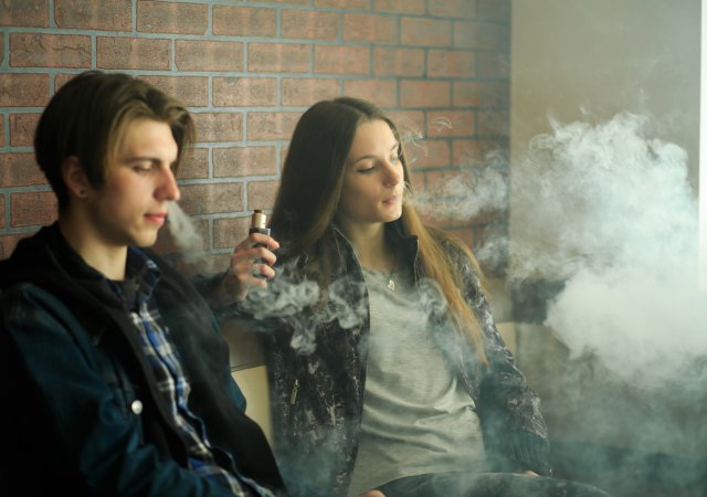 Náctiletí kouří elektronické cigarety