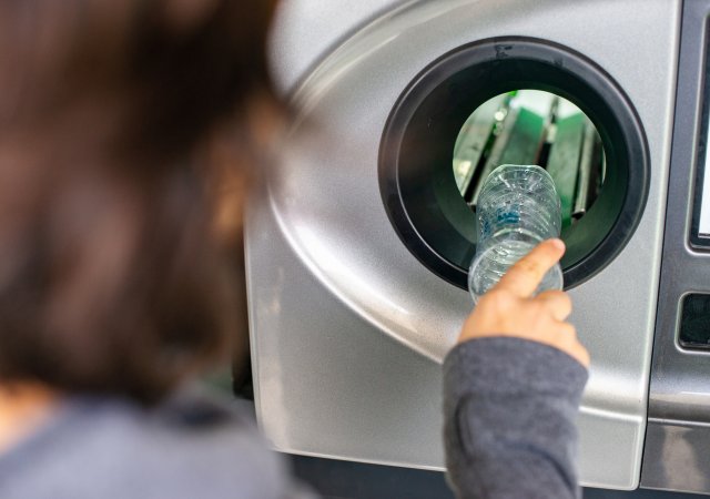 Povinné zálohování PET lahví lidem zvýší poplatky za svoz odpadu, varují odborníci