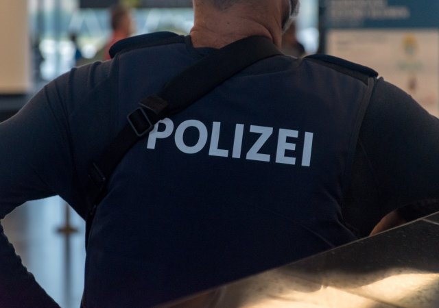 Čech čelí v Rakousku obvinění; vydával se za policistu