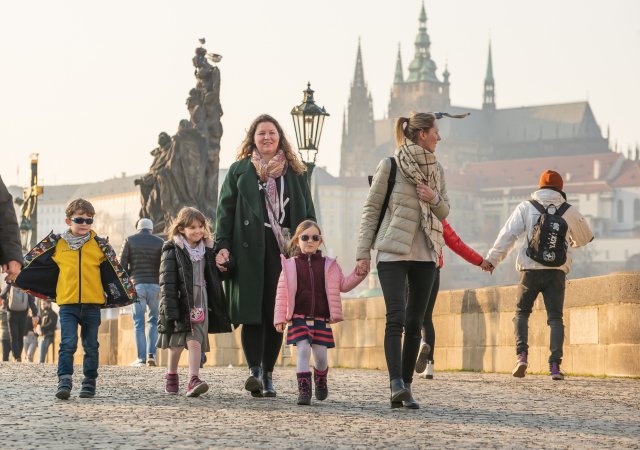 Rodinná politika se redukuje na porodnost a důchody. Co české diskusi uniká?