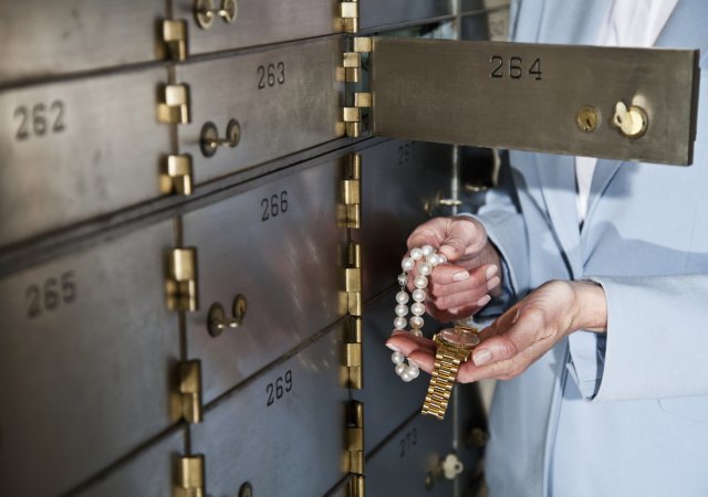 Cennosti doma, nebo v bance? Kolik stojí bezpečnostní schránky