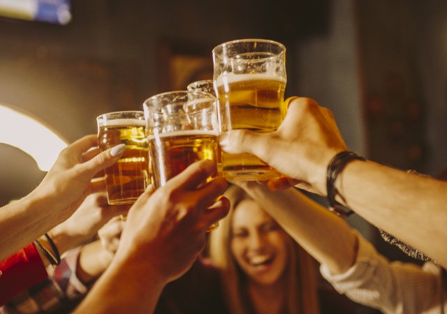 Mladí pijí pivo méně