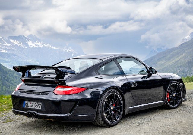 Zisk Porsche ve čtvrtletí klesl o 30 procent