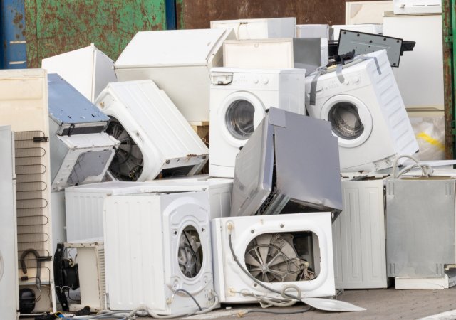 Pračky, stroje i hnojiva. Evropská uhlíková daň má zasáhnout další dovoz