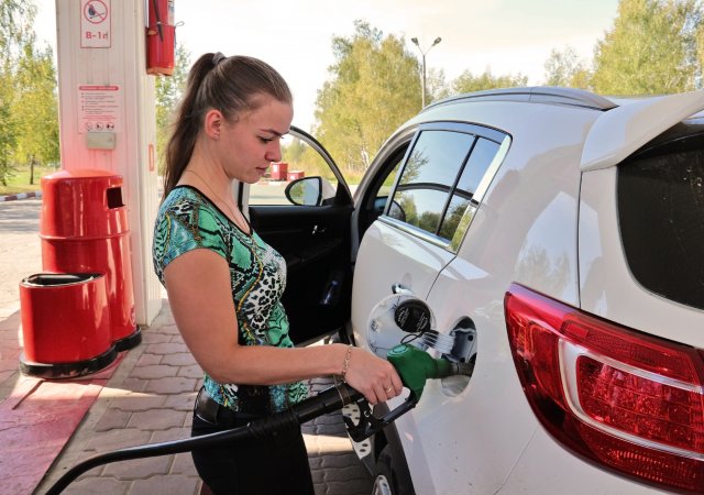 Žena doplňuje energii svému elektroautu