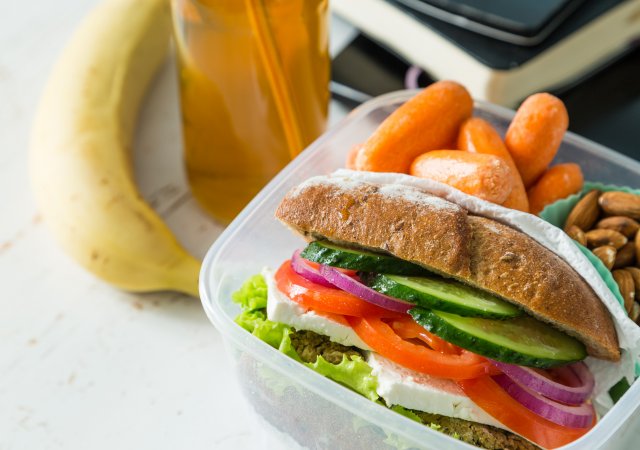 Průměrný Čech ušetří přípravou „jídla do krabičky“ zhruba 32 tisíc ročně