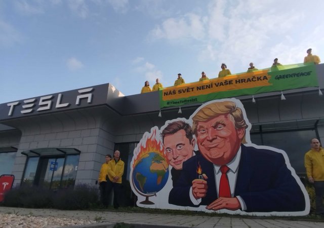 Greenpeace protestují na prodejně Tesla v Čestlicích proti Trumpovi a Muskovi