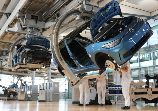 Německý automobilový průmysl čeká výraznější úbytek pracovních míst, než se dosud čekalo