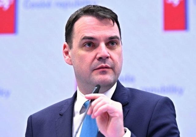 Ministr zahraničních věcí Petr Macinka (Motoristé) na tiskové konferenci po jednání vlády, 2. března 2026, Praha.