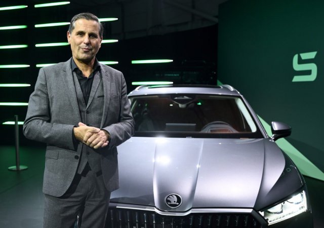 Představení nové generace automobilu Škoda Superb, 2. listopadu 2023, Dolní Břežany. Na snímku pózuje předseda představenstva společnosti Škoda Auto Klaus Zellmer.