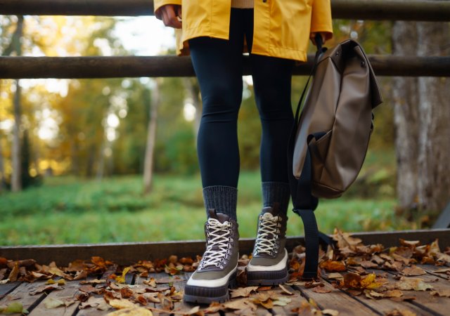 Kotníkové boty dámské, nebo tenisky? Co obout na podzimní procházky