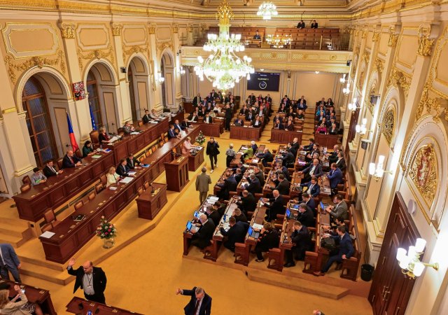 Poslanci si odhlasovali zvýšení platů