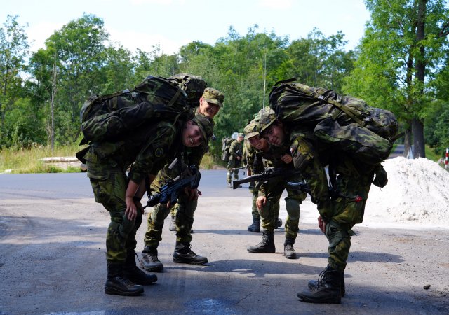 Jak dostat více rekrutů do české armády?