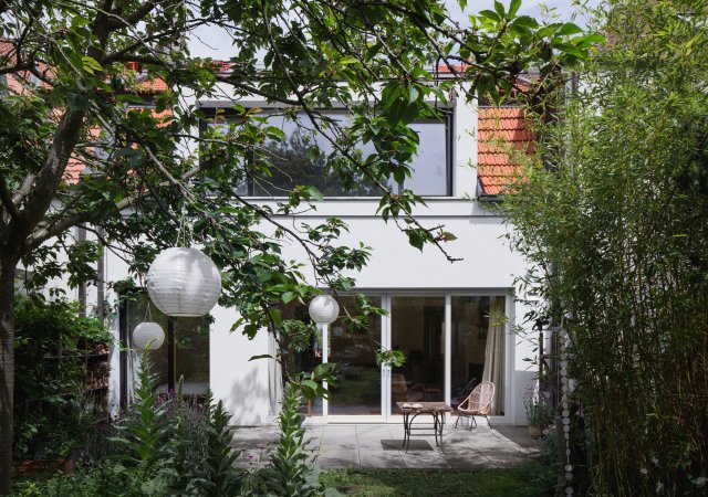 Navenek nedává dům zásadní rekonstrukci vnitřních prostor příliš znát.