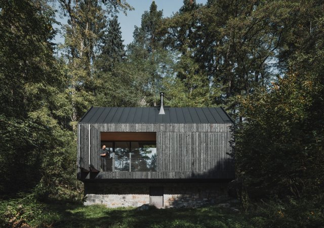 Chata na břehu Sázavy nahrazuje svou předchůdkyni na stejném místě.