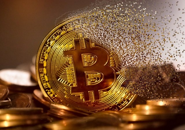 Bitcoin prožívá volný pád