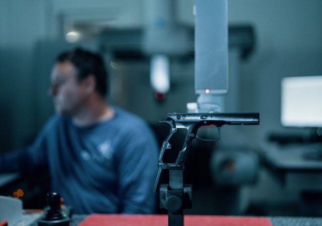 Colt CZ měl loni rekordní výnosy 14,86 miliardy