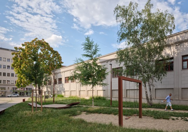 Přestože se jedná o důležitý exponovaný veřejný prostor na rohu Cejlu a Vlhké v centru Brna, plácek měl vždy podobu neutěšeného rozbahněného zákoutí.