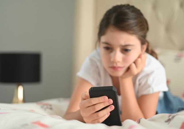 Jde zakázat dětem přístup na sociální sítě? Francie to zkusí