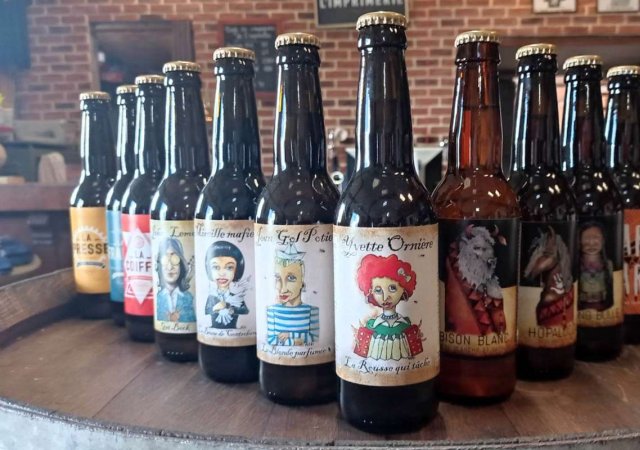 Bretaňský minipivovar L’Imprimerie vyrábí pivo s etiketami parafrázujícími známé osobnosti. S Johnem Lemonem ale narazil.