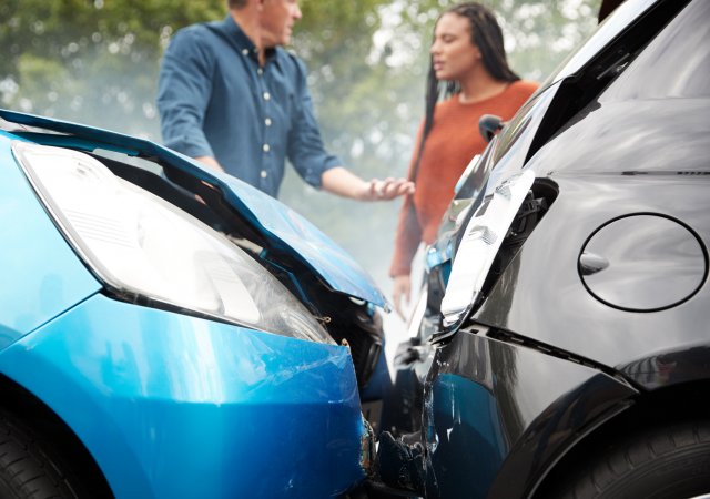 Čeští řidiči rizika znají, přesto si pro vlastní chyby nacházejí omluvy. Výzkum mezi více než tisícovkou motoristů ukazuje rozdíl mezi tím, co vytýkají ostatním, a tím, co připouštějí sami u sebe