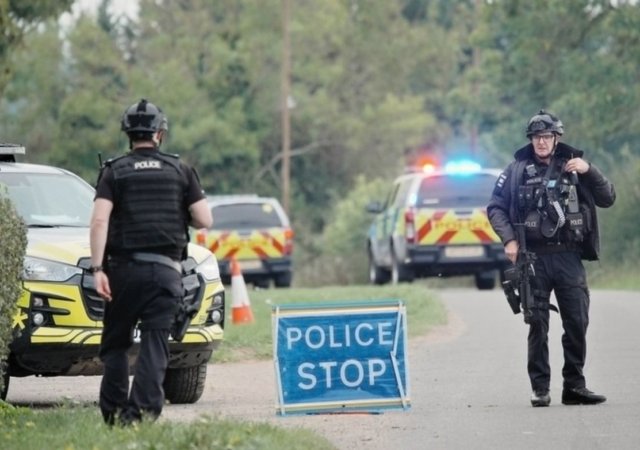 Policie hlídá na silnici u letecké vojenské základny RAF Fairford po incidentu ve Whelfordu, Anglie, neděle 27. září 2026