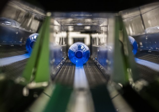 Plug-in hybridy mají budoucnost, zato nad skládkami se smráká