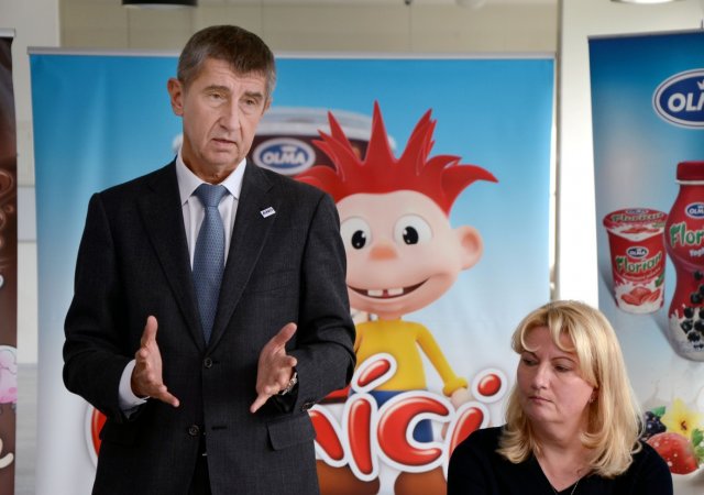 Další „oběť” inflace. Dříve Babišova mlékárna Olma z Agrofertu loni dosáhla rekordního zisku. Na snímku tehdejší šéf Agrofertu a pozdější premiér Andrej Babiš a šéfka mlékárny Olma Simona Sokolová v roce 2013.