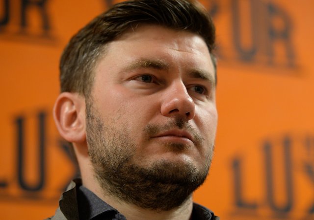 Ruský spisovatel Gluchovskij byl v nepřítomnosti odsouzen k osmi letům vězení