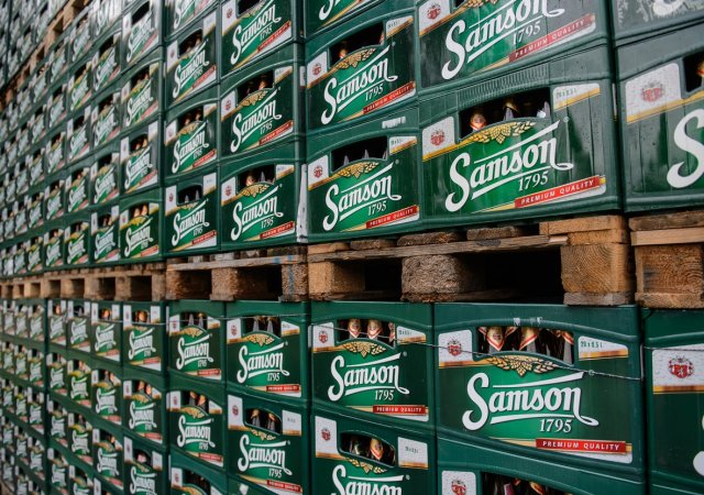 Dražší pivo nevadí. Majitel budějovického Samsonu AB InBev zvýšil ceny a díky tomu i zisk