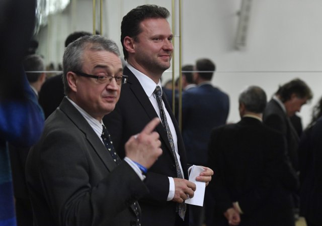 Vondráček (vpravo), Benda (vlevo), Blažek. Trio sněmovních kutilů, které vymýšlí nebezpečné věci